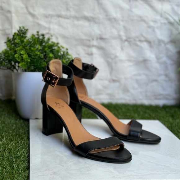 Aquatalia Sadey leather ankle strap sandals size 8 NWT - Picture 12 of 13